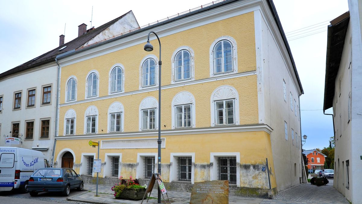 Rakouská policie zadržela Němce, k rodnému domu Hitlera přinesli bílé růže
